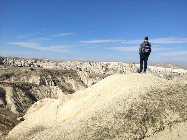 foto de um turista nas montanhas