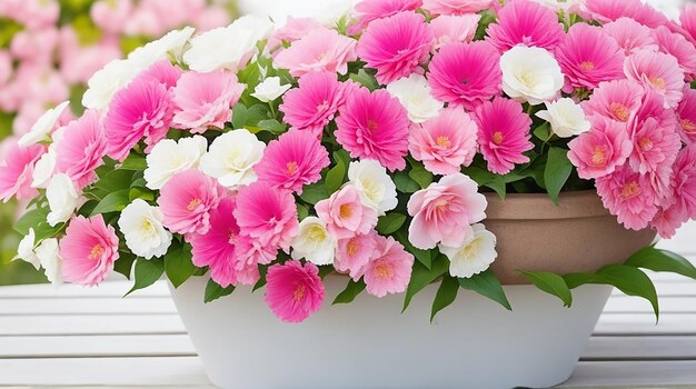 Foto de um vaso de flores rosa cheio de flores artificiais cor-de-rosa e brancas