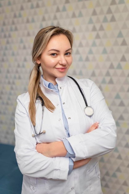 Foto de uma atraente médica de família consultando pacientes sorrindo e sorrindo, jaleco branco e estetoscópio