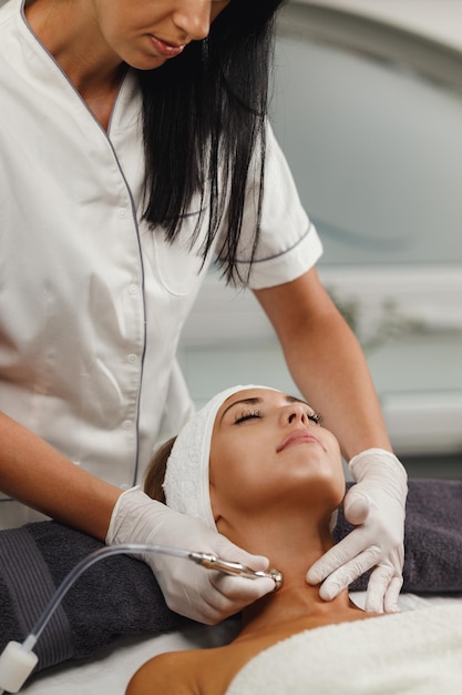 Foto de uma bela jovem em um tratamento facial no salão de beleza.