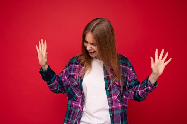 Foto de uma bela jovem loira morena feliz emocional positiva com emoções sinceras vestindo