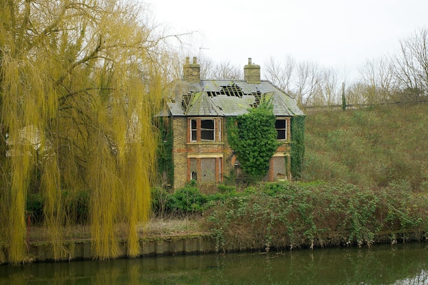 Foto de uma casa abandonada