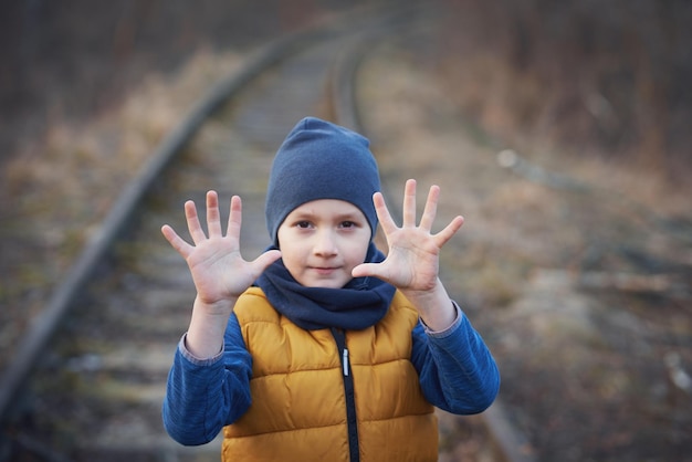 Foto de uma criança com muito amor e mensagem de paz Foto de alta qualidade