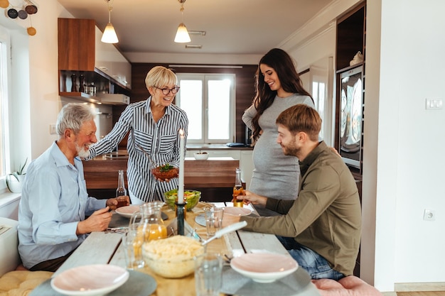 Foto de uma família fazendo uma refeição juntos dentro de casa