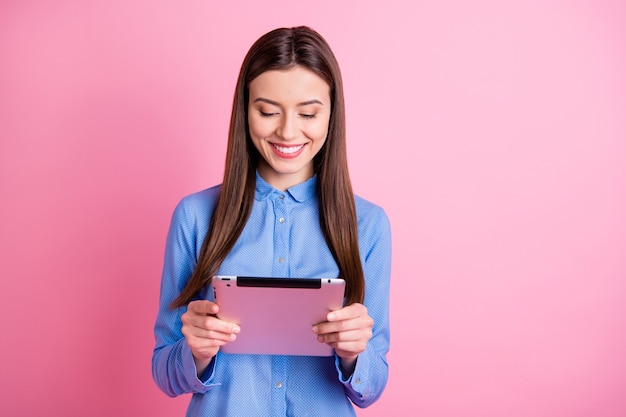 Foto de uma garota alegre e charmosa segurando um tablet eletrônico