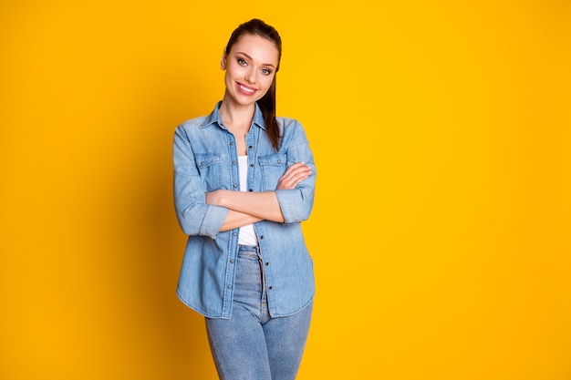 Foto de uma garota bonita e atraente com as mãos cruzadas apreciando decidir a escolha da decisão de trabalho usar uma roupa de boa aparência isolada sobre um fundo de cor vívida