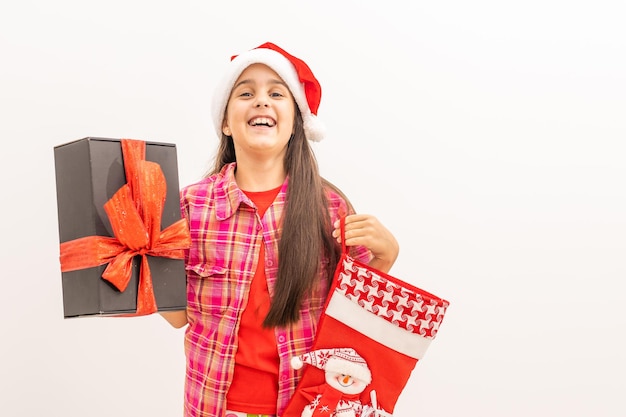 Foto de uma garota muito charmosa segura o estoque de natal de ano novo presente isolado de fundo branco