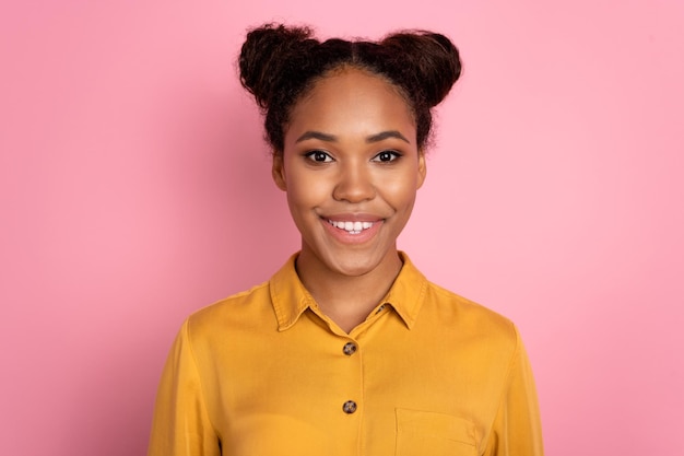 Foto de uma jovem africana alegre sorriso dentuço dentista de cuidados orais isolado sobre fundo de cor rosa