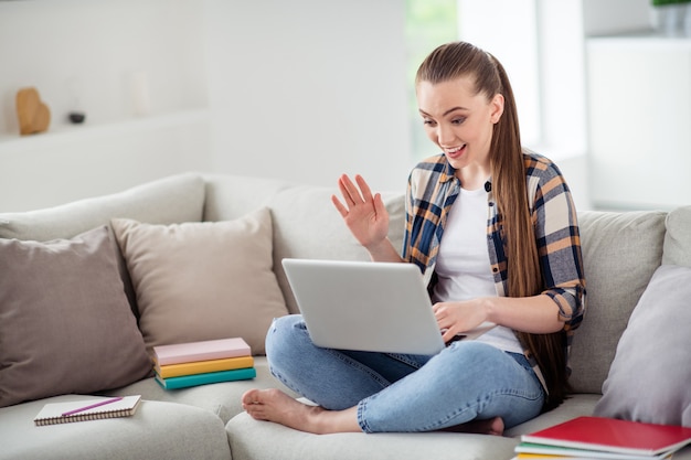 Foto de uma jovem alegre estudante laptop notebook videochamada diga olá, amigos, lição online