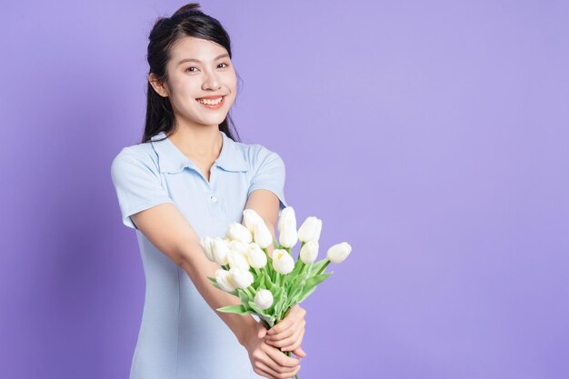 Foto de uma jovem asiática em fundo roxo