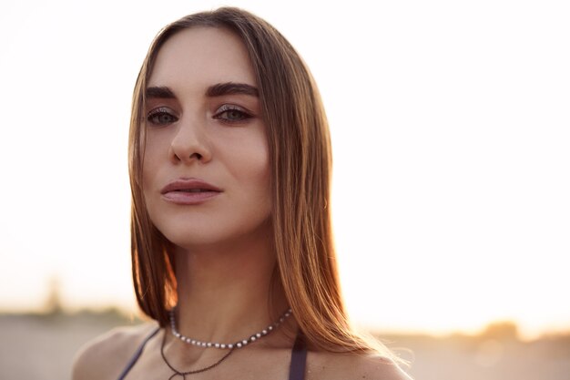 Foto de uma jovem atraente de biquíni na praia