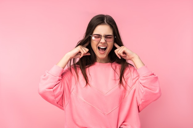 Foto de uma jovem atraente de óculos grito muito barulhento