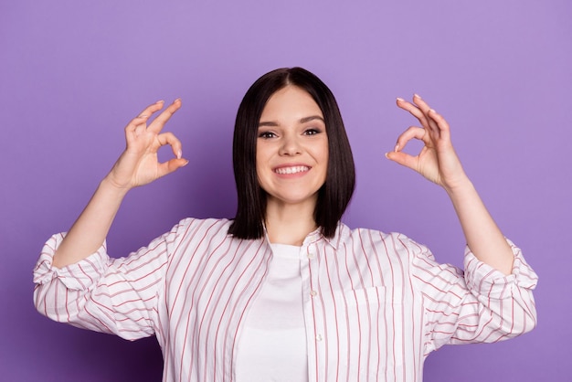 Foto de uma jovem bonita mostra os dedos okey símbolo de feedback promocional sugerido isolado sobre fundo de cor violeta