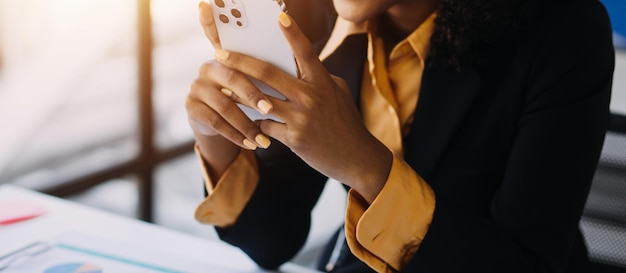 Foto foto de uma jovem empresa asiática trabalhando em um laptop em sua estação de trabalho