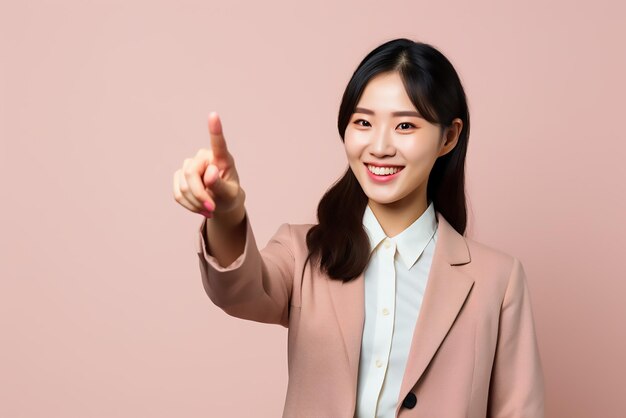 Foto de uma jovem empresária asiática sorrindo enquanto aponta para o espaço de cópia