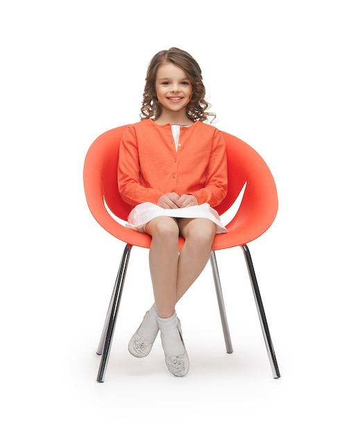 foto de uma linda garota com roupas casuais, sentada na cadeira
