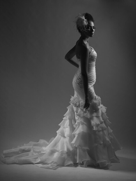 Foto de uma linda garota em um vestido de noiva afro-americano