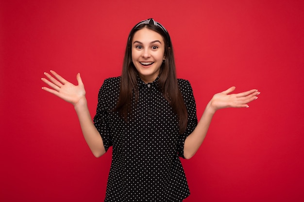 Foto de uma linda menina morena sorridente em pé