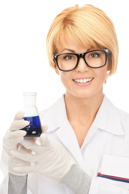 foto de uma linda trabalhadora de laboratório segurando um tubo de ensaio