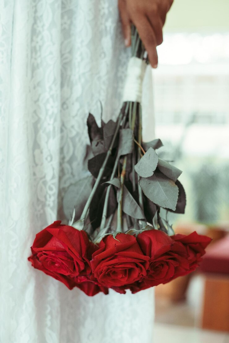 Foto foto de uma mão segurando um buquê de rosas