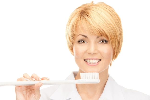 foto de uma médica atraente com escova de dentes