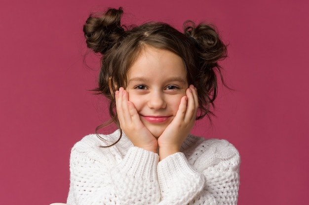 Foto de uma menina sorridente isolada