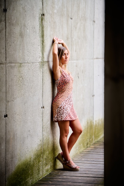 Foto de uma mulher espanhola em um macacão curto florido vermelho