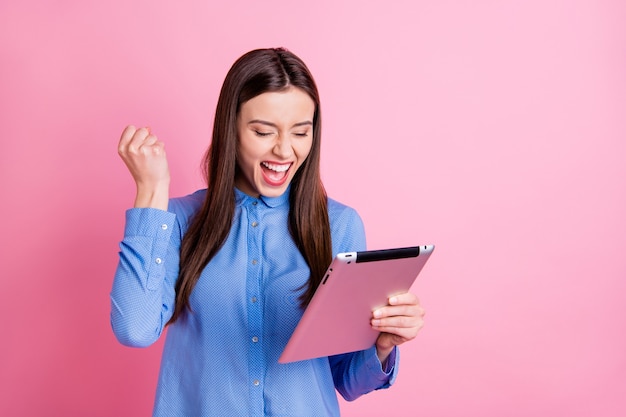 Foto de uma mulher gritando e feliz segurando o tablet