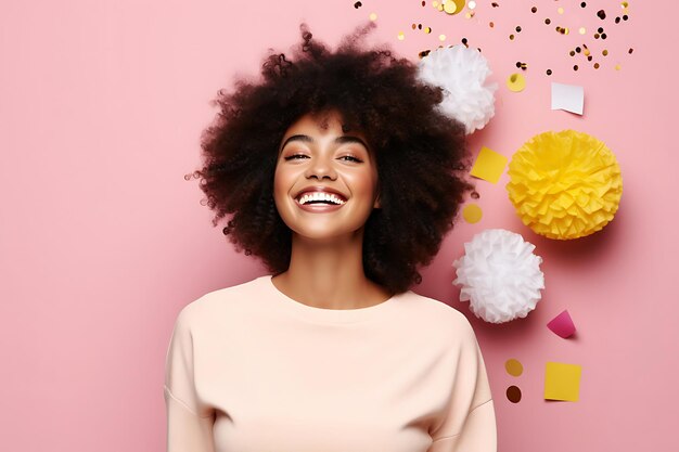 Foto foto de uma mulher negra feliz no fundo do estúdio e espaço de cópia