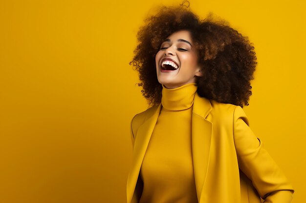 Foto de uma mulher negra feliz no fundo do estúdio e espaço de cópia