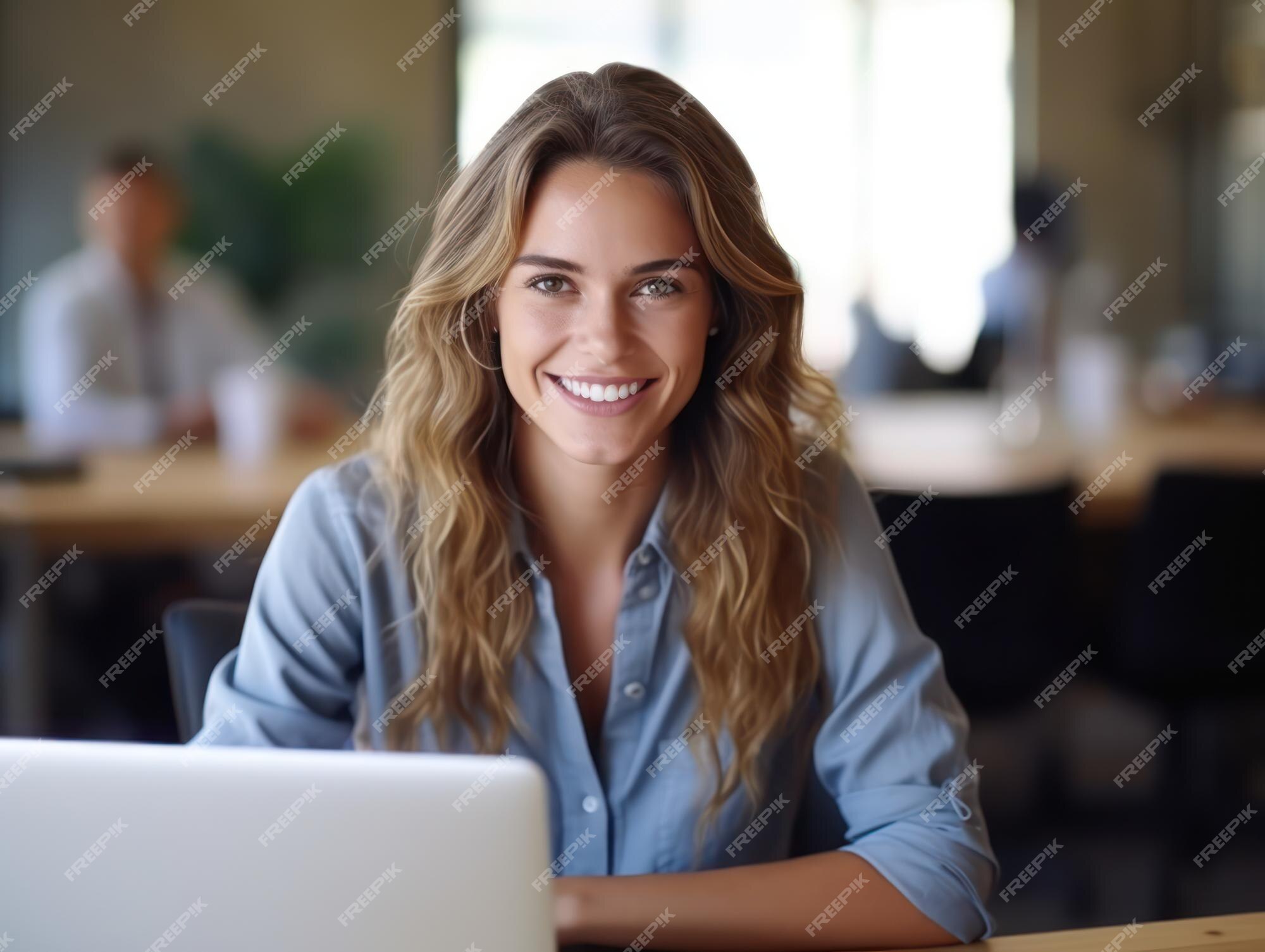 Linda Dama Alegre Usando Laptop Para Conversar Com Uma Foto De