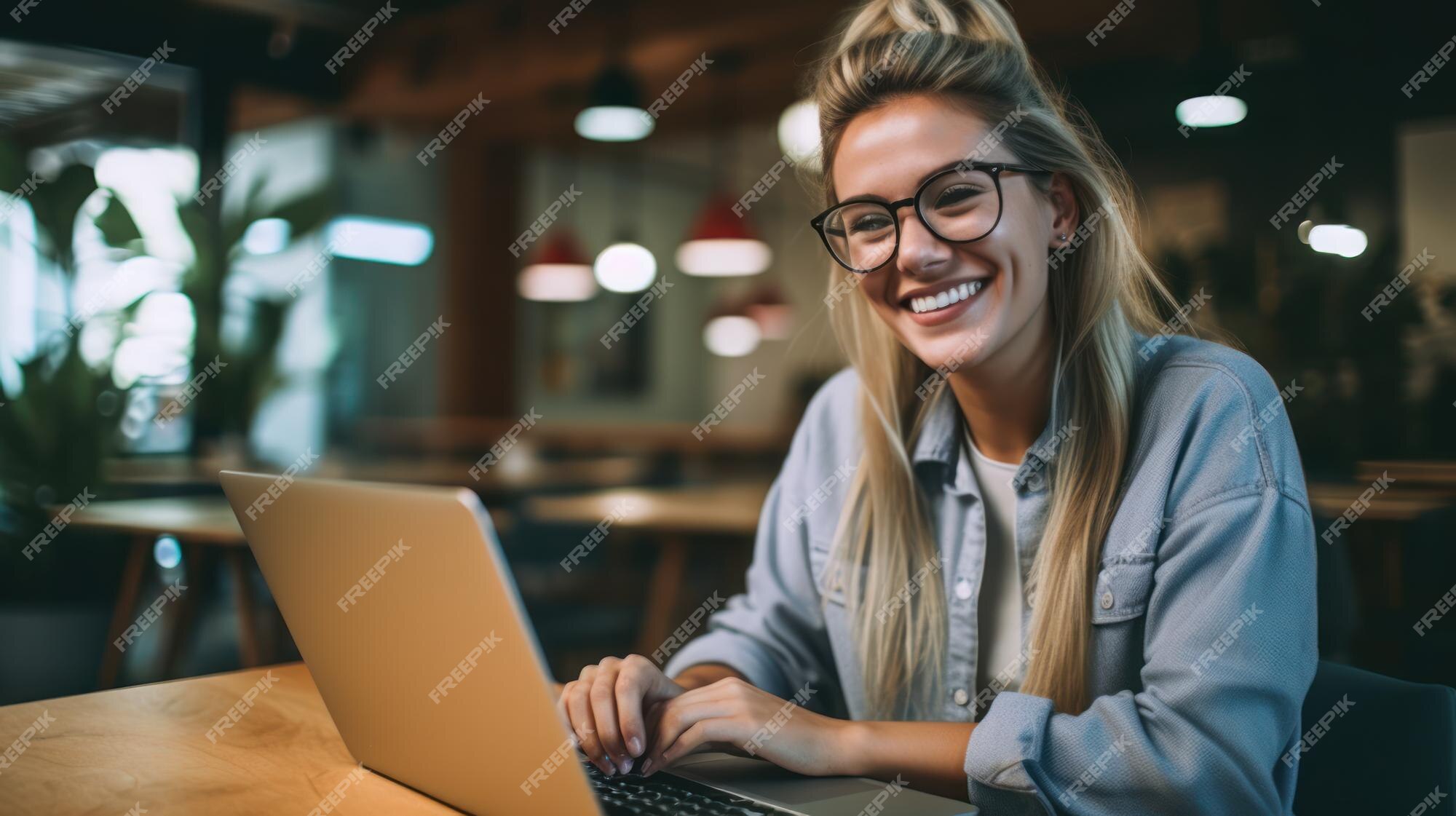 Linda Dama Alegre Usando Laptop Para Conversar Com Uma Foto De