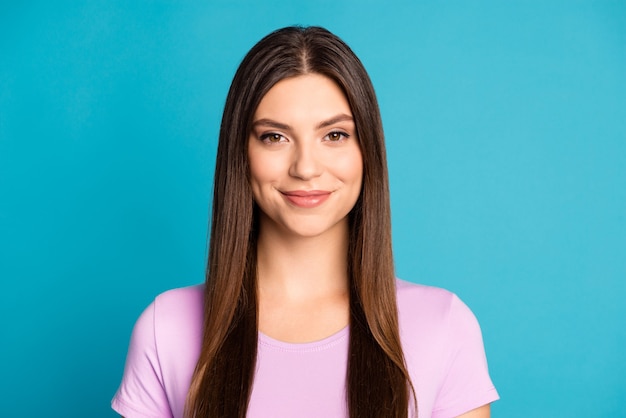 Foto de uma senhora alegre usando uma camiseta roxa casual com fundo de cor azul