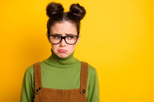 Foto de uma triste senhora geek nerd estudante chorando lágrimas isoladas de fundo amarelo