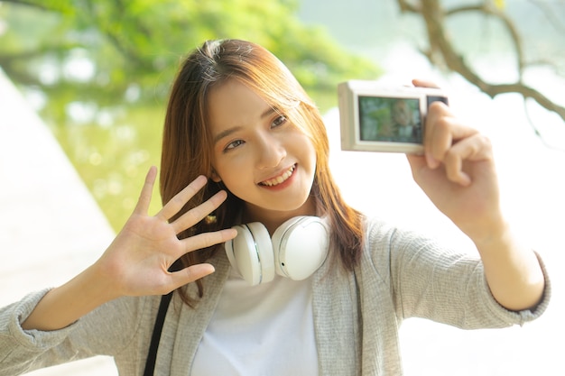 Foto de uma turista tirando uma selfie