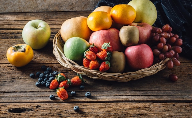 foto de várias frutas na mesa de madeira