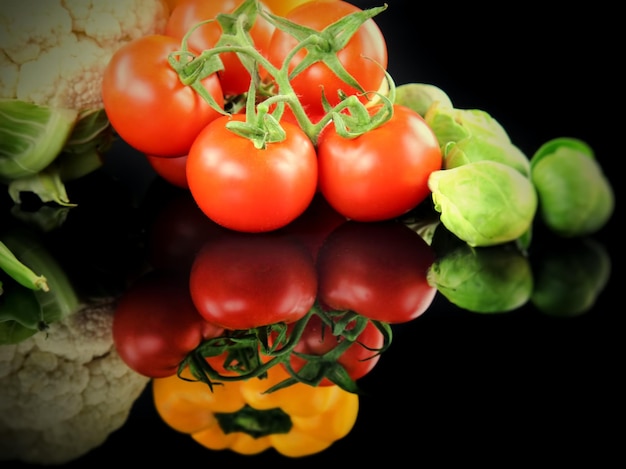 Foto foto de vegetal de tomate saudável, suculento e fresco