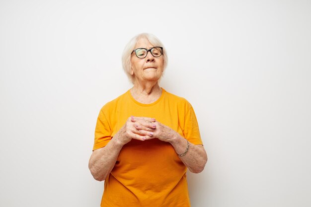 Foto de velha aposentada em camiseta casual e óculos closeup