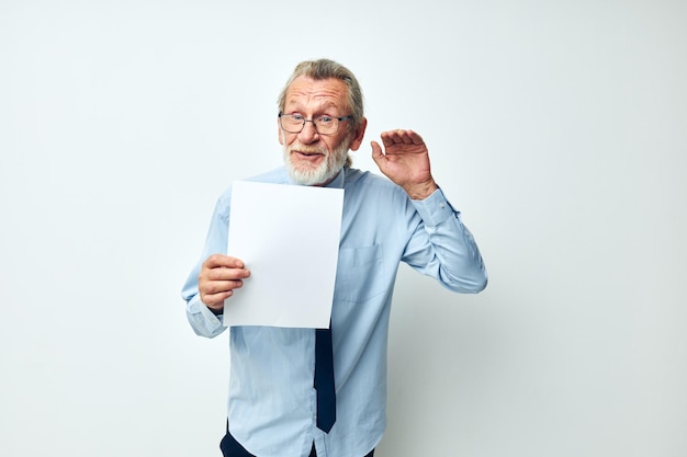 Foto de velho aposentado segurando documentos com uma folha de papel de fundo claro