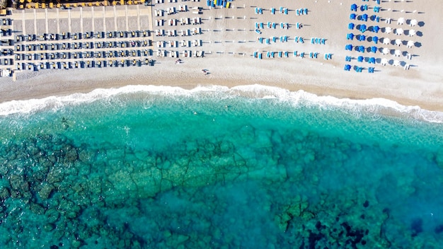 Foto de vista aérea de pássaros tirada por drone da cidade da ilha de Rodes, Elli beach, um popular destino turístico de verão, Dodecaneso, Egeu, Grécia