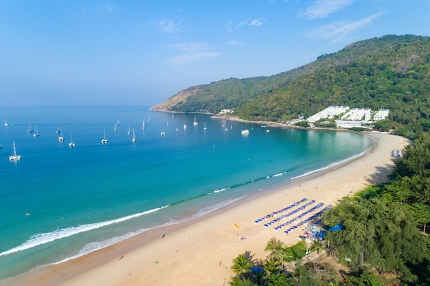 Foto de vista aérea de vista superior do drone voador de um belo mar de praia tropical