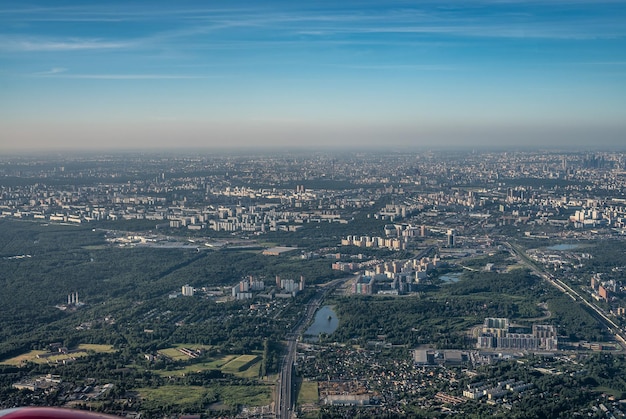 Foto de vista aérea do avião da cidade e céu claro foto aérea da grande cidade de uma janela de avião vista da cidade de Moscou através da janela do avião