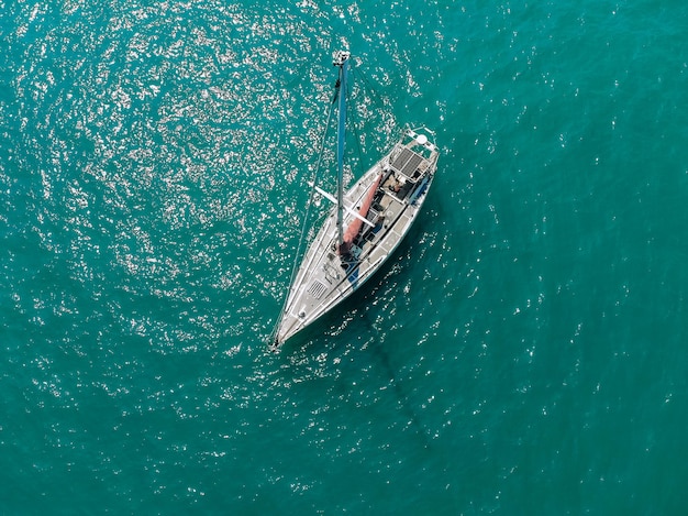 Foto de vista aérea do drone aéreo de um enorme barco a vela branco navegando em um mar azul profundo