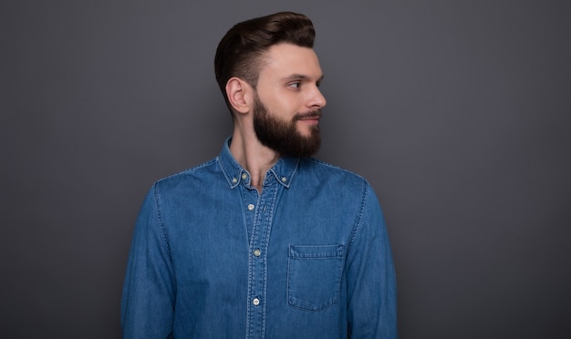 Foto de vista lateral close-up retrato de um homem bonito e elegante hipster barbudo depois de uma barbearia ou salão de beleza