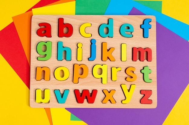 Foto foto de vista superior com letras multicoloridas do alfabeto inglês sobre fundo colorido ensinar crianças