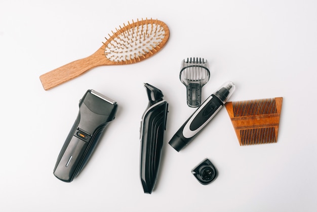 Foto de vista superior das ferramentas para remoção de barba e pelos faciais