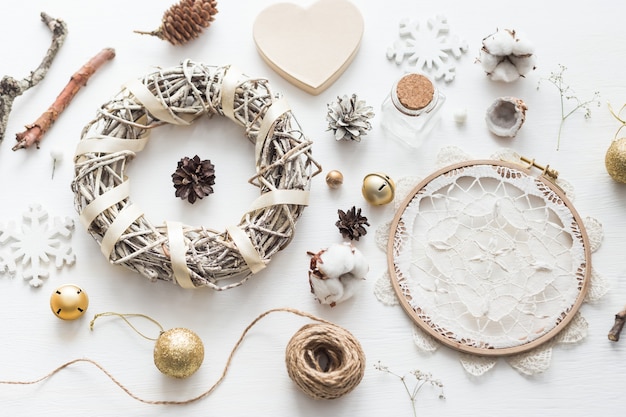 Foto de vista superior plana de uma maquete com um bastidor de bordar e de Natal. Composição de layout feminino elegante de ano novo.