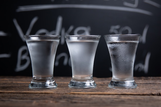 Foto foto de vodka no balcão do bar em um quadro negro