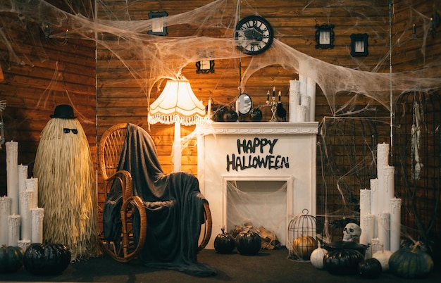 Foto de una decoración de Halloween con una chimenea y una mecedora El interior está decorado para Halloween