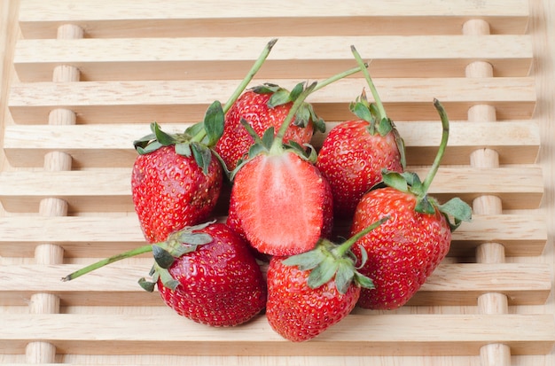 foto de deliciosas fresas en el fondo de la mesa de madera